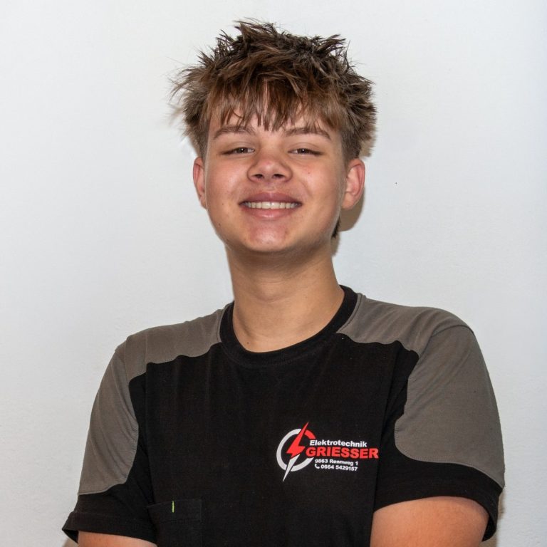 Elektrotechniker - Tamegger Maximilian Mitarbeiter von Elektrotechnik Griesser im Arbeits-Shirt - Wirnsberger Mario